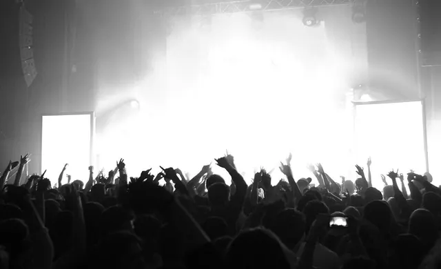 Hands up for the band