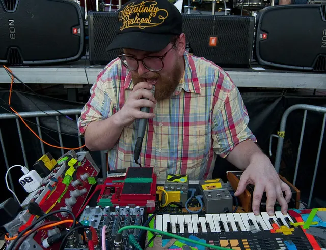Dan Deacon - Wee ooo (2012-07-07 by Ian T. McFarland)