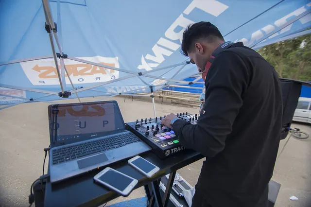 A disc jockey (DJ) photos by mostafa meraji عکس از دی جی در مراسم 02