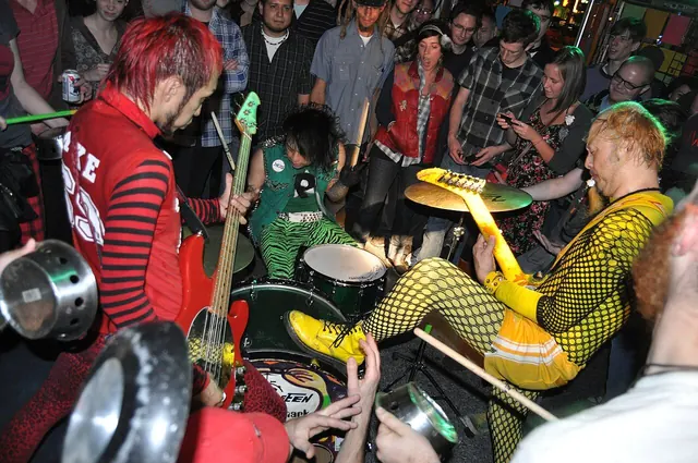 Crowd (2010-10-14 by Ian T. McFarland)