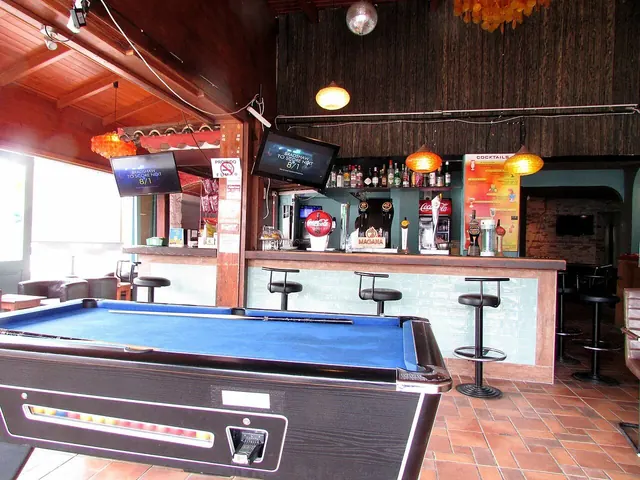 2017-11-25 Pool Table, The 'Boozer' Pub, Albufeira